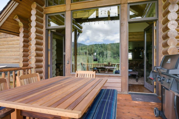 Outdoor Dining Space and Grill